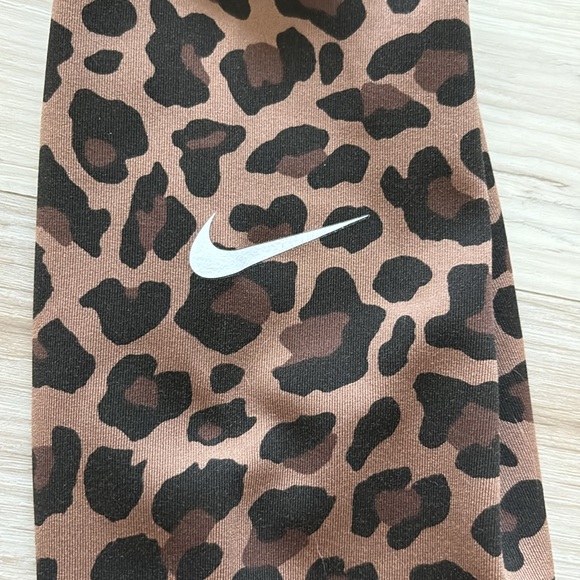 Nike Training One Dry-FIT high-waisted leopard print legging in brown - Picture 3 of 4